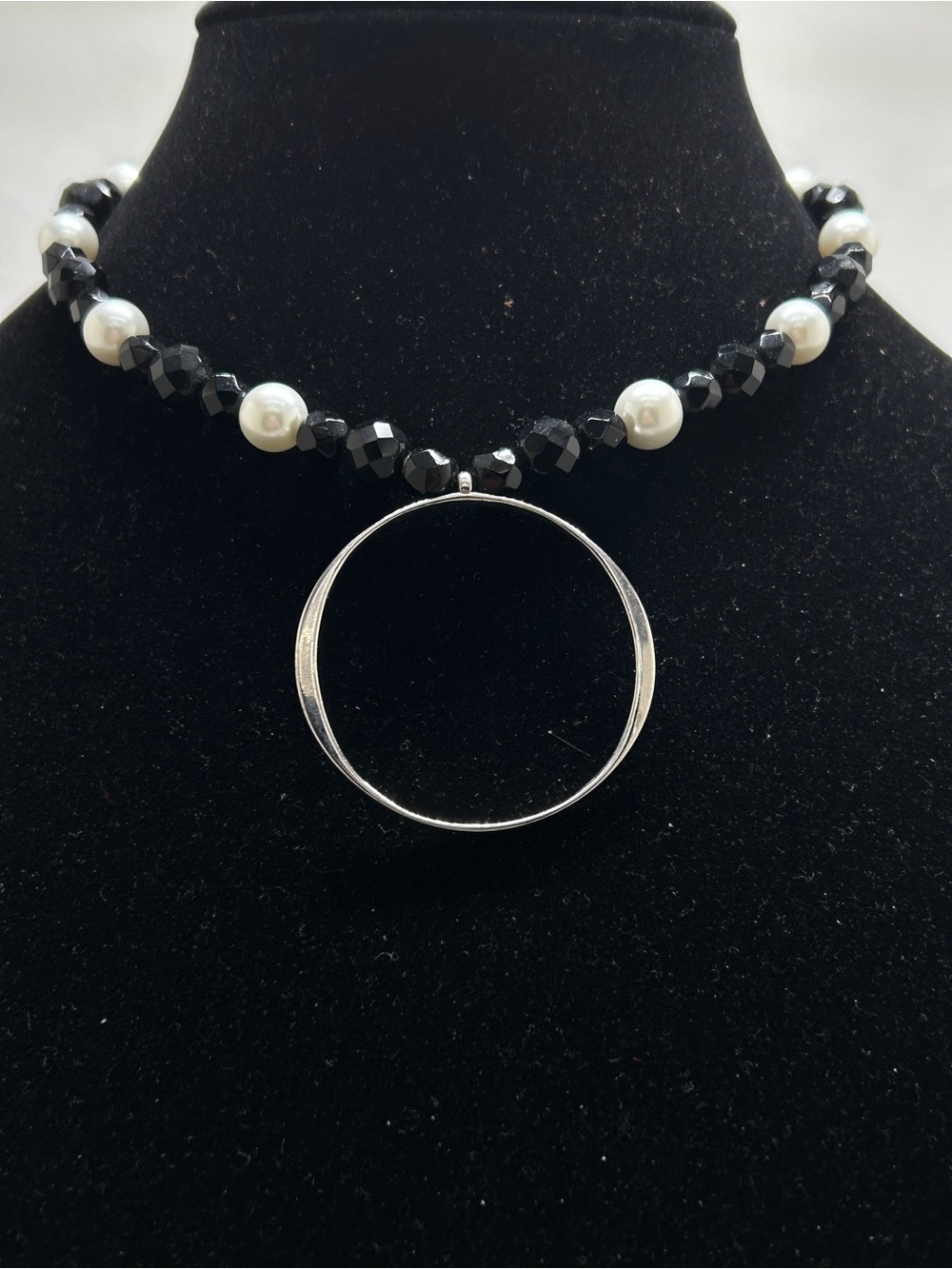 White House Black Market, WHBM, Silver, Black Crystal, Pearl Short Necklace